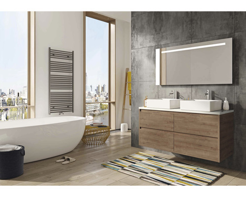 Lichte badkamer met ligbad, wastafelmeubel met twee wastafels en verlichte spiegel