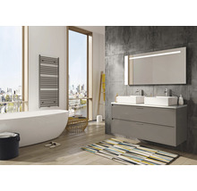 Moderne badkamer met ligbad, wastafelmeubel met twee wastafels en verlichte spiegel.