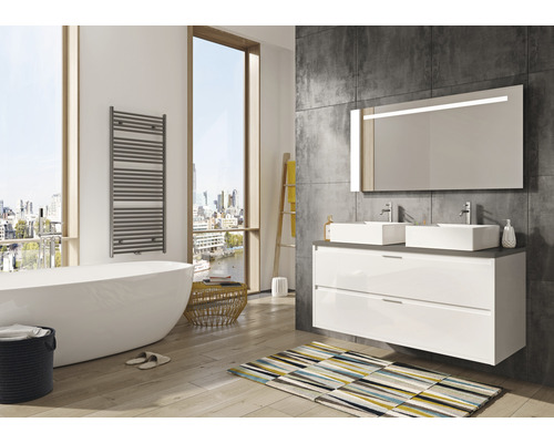 Lichte badkamer met ligbad, wastafelmeubel met twee wastafels en handdoekradiator