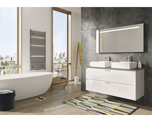 Lichte badkamer met ligbad, wastafel met twee waskommen en verwarmd handdoekenrek