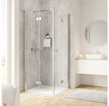 Hoekdouche met transparant glas en zilverkleurig frame in een badkamer