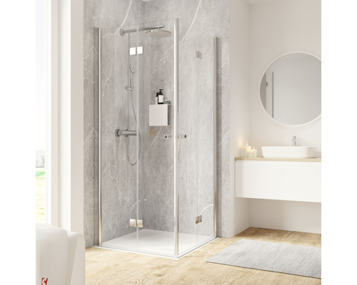 Hoekdouche met transparant glas en zilverkleurig frame in een badkamer
