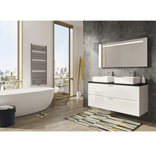 Moderne badkamer met ligbad, wastafelmeubel met twee wastafels en handdoekradiator