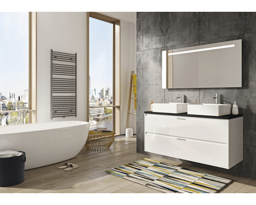 Moderne badkamer met ligbad, wastafelmeubel met twee wastafels en handdoekradiator