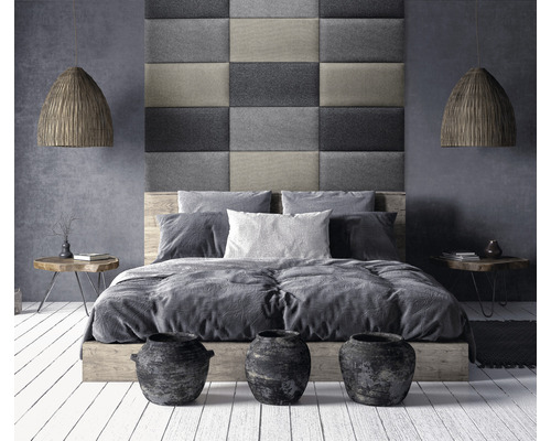 Slaapkamer met bed, nachtkastjes en decoratieve elementen voor een gezellige sfeer.