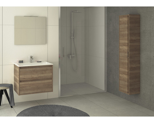 Badkamer met wastafelonderkast, spiegelkast, douchecabine en hoge kast.