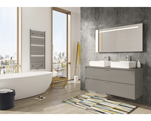 Moderne badkamer met vrijstaand bad, handdoekradiator en dubbele wastafel met verlichte spiegel