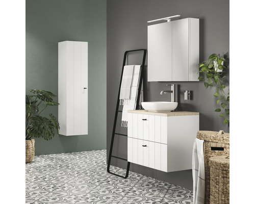 Badkamer met wastafel, onderkast, spiegelkast en hoge kast