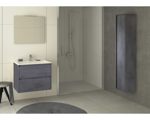 Moderne badkamer met wastafelonderkast, spiegelkast, douchecabine en hoge kast
