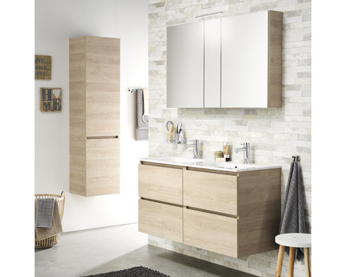 Badkamer met wastafelonderkast, spiegelkast en hoge kast