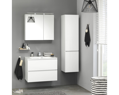 Moderne badkamer met wastafelonderkast, spiegelkast en hoge kast in wit