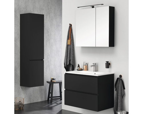 Badkamer met wastafelonderkast, spiegelkast, hoge kast en kruk