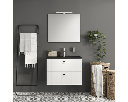 Badkameropstelling met wastafelonderkast, spiegel, handdoekrek en decoratie