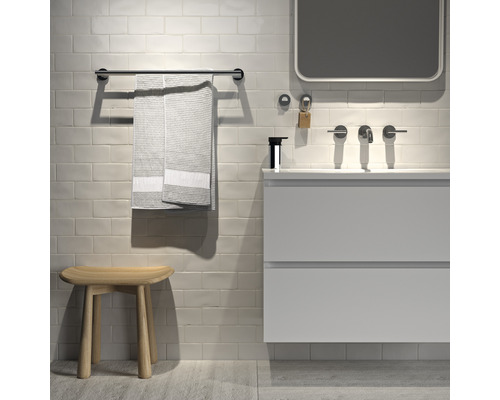 Badkamer met wastafel, kranen, spiegel, handdoekrek, handdoek en kruk