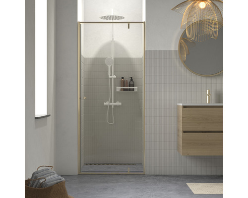 Moderne badkamer met douche, wastafel en spiegel