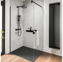 Badkamer met inloopdouche, douchearmatuur, plank en handdoekradiator.