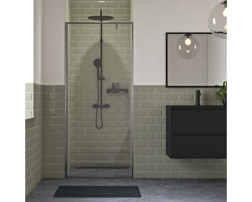 Moderne badkamer met douchecabine, wastafel en spiegel