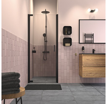 Moderne badkamer met douche, wastafel en accessoires