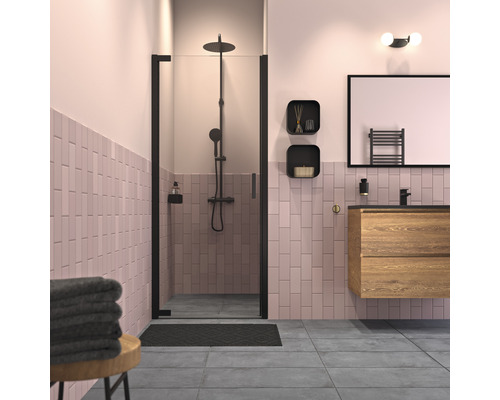 Moderne badkamer met douche, wastafel en accessoires