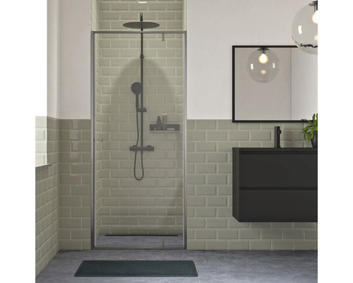 Badkamer met douchecabine, wastafel en spiegel