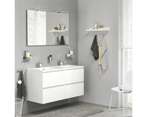 Moderne badkamer met witte wastafelonderkast, spiegel en planken