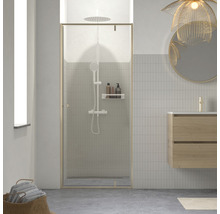 Douchecabine in badkamer met douche, douchekop en armaturen.