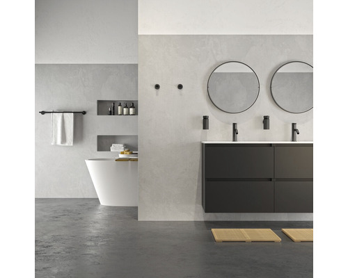 Moderne badkamer met dubbele wastafel, ronde spiegels en vrijstaand bad.