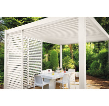 Witte terrasoverkapping met lamellenwand en eettafel in de tuin