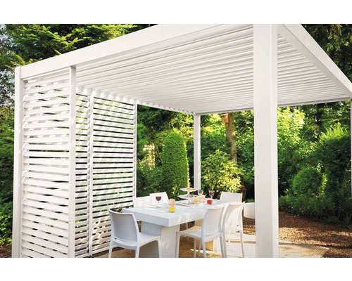 Witte terrasoverkapping met lamellenwand en eettafel in de tuin