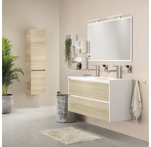 Moderne badkamer met wastafel, spiegel, kasten en decoraties voor een heldere en georganiseerde sfeer
