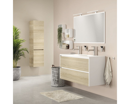 Moderne badkamer met wastafel, spiegel, kasten en decoraties voor een heldere en georganiseerde sfeer