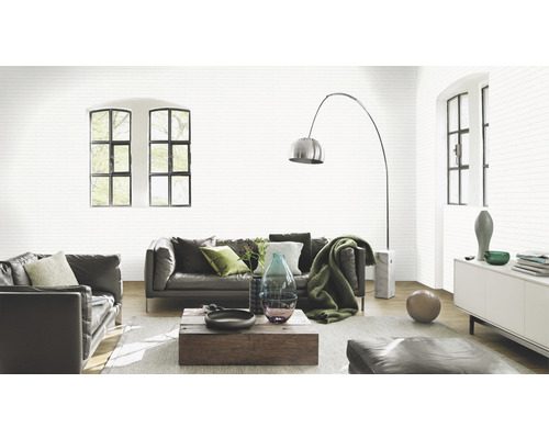 Lichte woonkamer met leren bank en behang met steenmotief