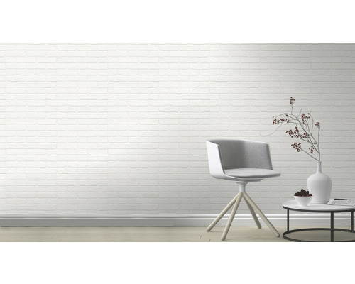 Lichte kamer met witte bakstenen muur, stoel en bijzettafel