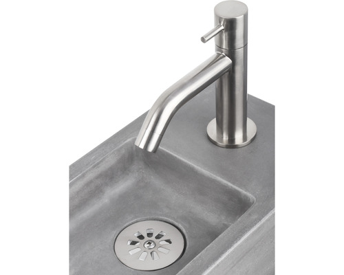 Betonnen wastafel met kraan