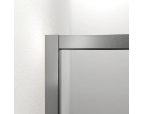 Detail van een douchecabine met metalen frame