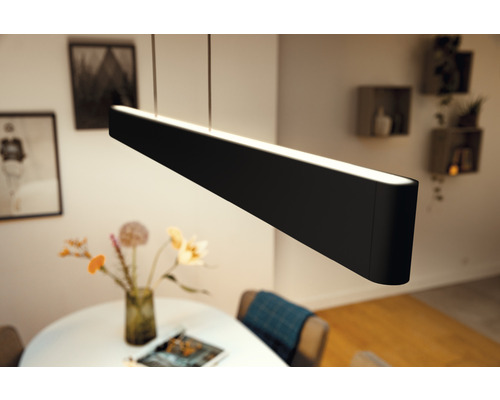 Zwarte LED hanglamp boven een eettafel
