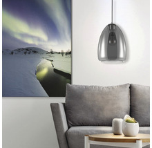 Scene met een hanglamp en een landschapsschilderij boven een bank