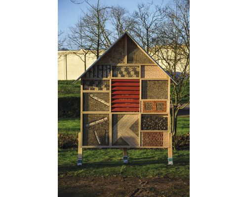 Houten insectenhotel in de tuin