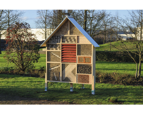 Insectenhotel in de tuin met verschillende vulmaterialen voor insecten