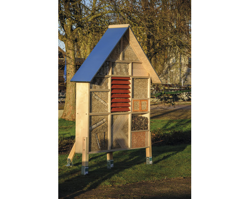 Houten insectenhotel met diverse vulmaterialen in de tuin