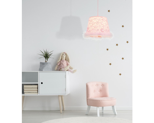 Kinderkamer met roze hanglamp, witte kast, fauteuil en decoratie