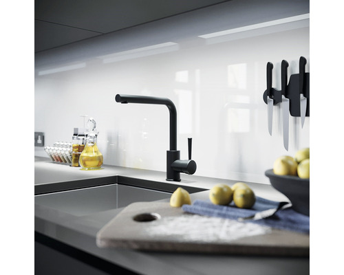 Moderne keuken met zwarte kraan, spoelbak en keukengerei