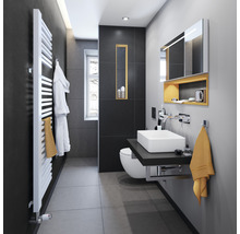 Moderne badkamer met radiator, wastafel en spiegel