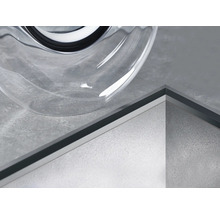 Detail van een douchebak met goot en glazen opzetstuk