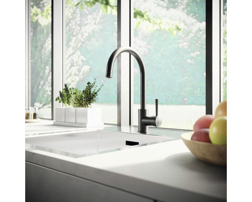 Keukenspoelbak met kraan voor een raam