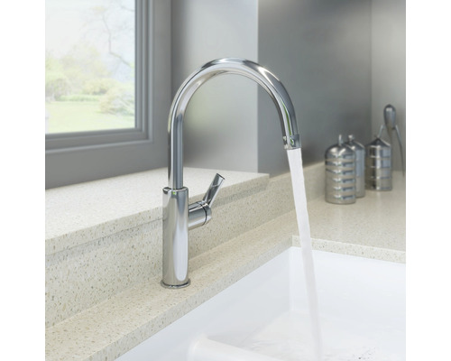 Metalen keukenkraan met stromend water