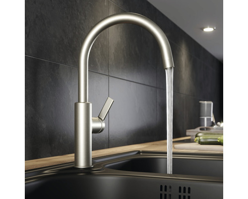 Keukenkraan met hoge uitloop en stromend water