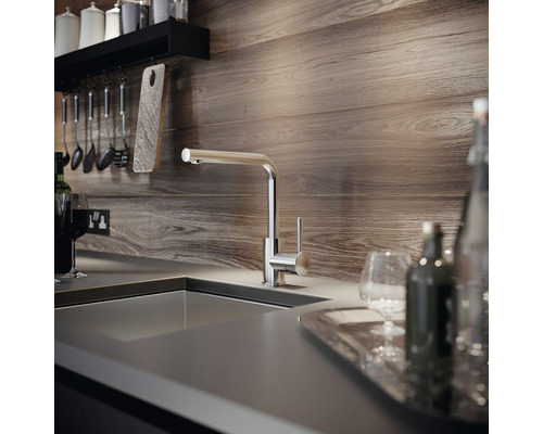 Keukenscène met gootsteenkraan, spoelbak en houten wand