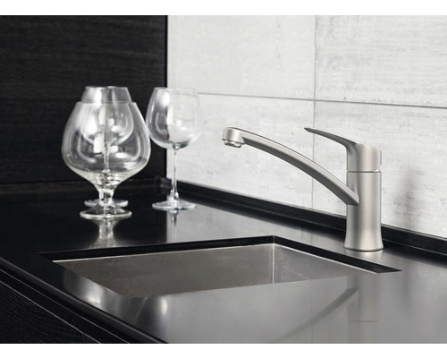 Keukenscène met gootsteenkraan, spoelbak en glazen