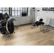 Lichte laminaatvloer in een kamer met een drumstel en stoelen